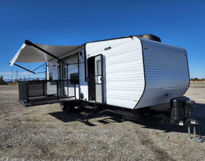how to open and close a camper awning